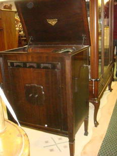 1928 VV 4-20 14139 VICTROLA W/Extra Needles & Records:: 1928 VV 4-20 14139 VICTROLA W/Extra Needles & Records: Mahogany Cabinet with Yellow Grille Cover, Small Orthorhombic Horn, 2 Spring Motor, Hand Crank. Also has Extra Needles, Records and Record