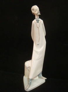 LLADRO "Medico" Doctor Figurine #4602:: LLADRO "Medico" Doctor Figurine #4602: Tall, Slender Figure is 16"T. Issued in 1969, Retired in 1978. Sculptor is Salvador Furio. Hallmarked Lladro with Tulip Stamp. Original Box. Unusual Large Size.