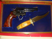 SMITH & WESSON, MODEL 19.3 TEXAS RANGER W/BOWIE KNIFE