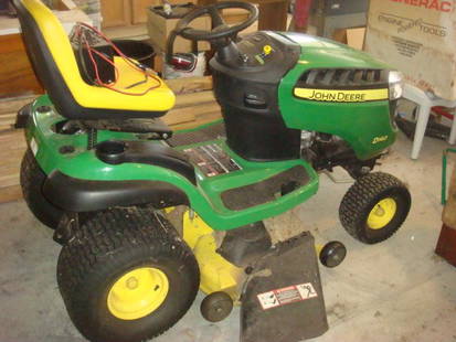 JOHN DEERE D140 Lawn Tractor with Grass Cutter:: JOHN DEERE D140 Lawn Tractor with Grass Cutter: 22 Gross HP Motor with Over Head Values. SCHANU Battery Charger, Ear Protectors and Gas Can Included. (2000-3000)