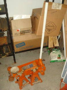 Two and Half Ton Floor Jack and Pair of Jack stands:: Two and Half Ton Floor Jack and Pair of Jack stands: (100-200)