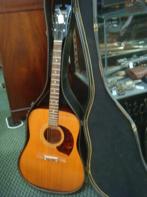 RARE HARPTONE Six String Acoustic Guitar in Hard Case:: RARE HARPTONE Six String Acoustic Guitar in Hard Case: Ca. 1967, Model E-6N, 2713-1. Manufactured in New Jersey, Only 300 were Ever Made. Rosewood Fingerboard, Spruce Top, Mahogany Back and Sides. (30