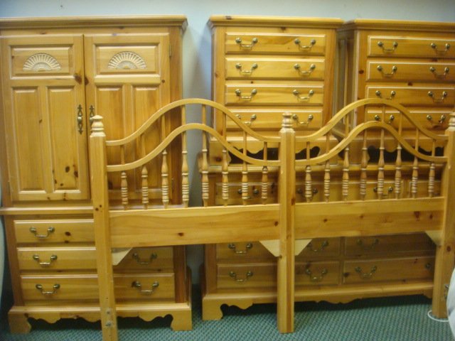 BROYHILL Golden Pine 5 Piece King Size Bedroom Set:: BROYHILL Golden Pine 5 Piece King Size Bedroom Set: Mid-Century King Headboard with Mirror Image Halves. Pillar of 5 Drawer Side Stands, 10 Drawer Low Dresser, Gentleman's Cabinet (Can Accommodate a T