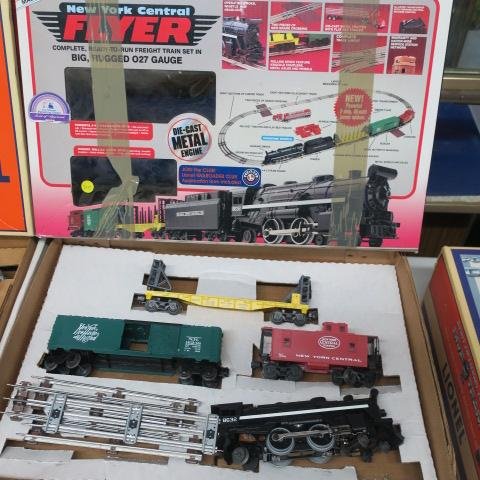 LIONEL "NEW YORK CENTRAL" O-27 Gauge Train Set in Box:: LIONEL "NEW YORK CENTRAL" O-27 Gauge Train Set in Box: Metal 4-4-2 Steam Engine 8632 with Smoke. NYC Tender, Flatcar, Boxcar and Caboose. 40 Watt Command System. 12 Straight and 8 Curved Track, Tracto