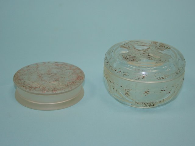 R. LALIQUE, FRANCE - A lot of 2 pieces: "L'Origan".: R. LALIQUE, FRANCE - A lot of 2 pieces: "L'Origan". A rare stained, frosted and clear glass covered box. Decorated with figures in intaglio. Signed and marked. Illustrated in F. Marcilhac: "R. Lalique