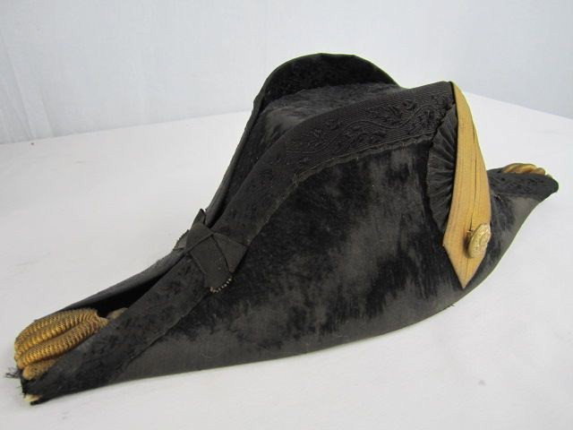 A32-8 VINTAGE EPAULETTES & HAT: In metal box. Good condition.