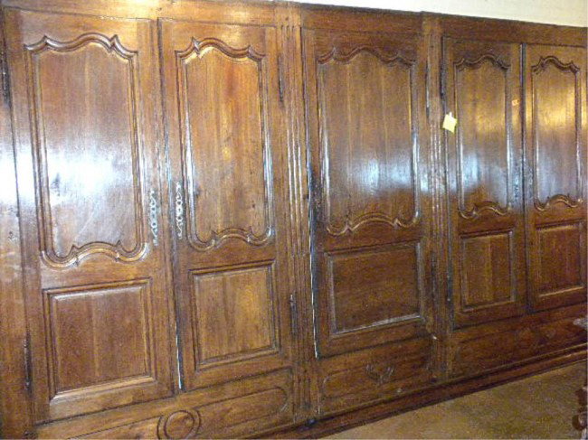 (SD) WALL PANEL WITH 4 DOORS: In good condition.