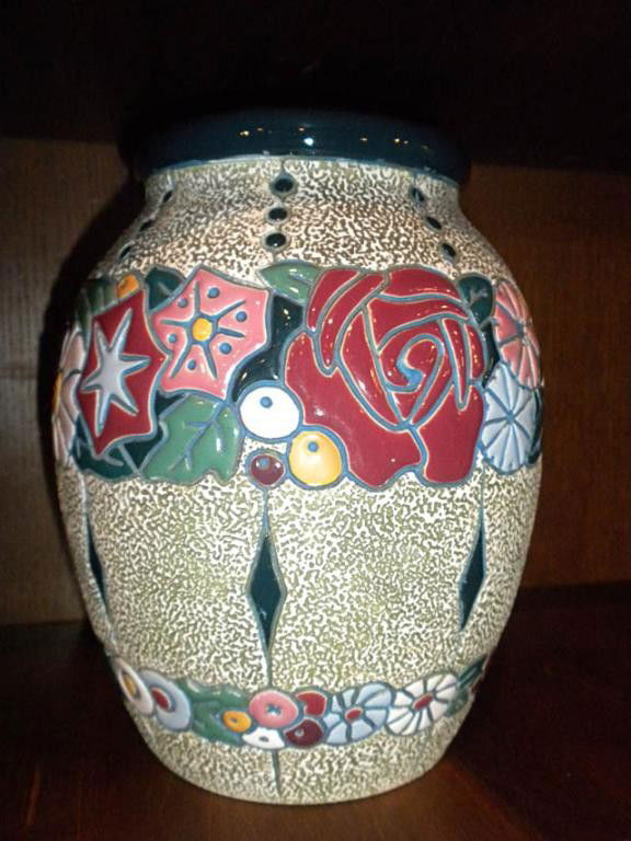 (M851) AMPHORA VASE: With flowers. Circa 1925. In good condition. Measures 9" tall.
