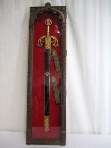 D44-4 EL CID TIZONA TOLEDO SPANISH SWORD IN CASE.: A reproduction of a sword that belonged to the Castilian knight Rodrigo Diaz de Vivar, known as "El Cid Campeador" in the 11th century. In brand new condition. Overall length: 37" Length of blade: 30