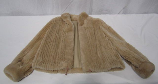 D44-2 OSCAR DE LA RENTA BEAVER FUR COAT: Size small. Estimate $200 - $500