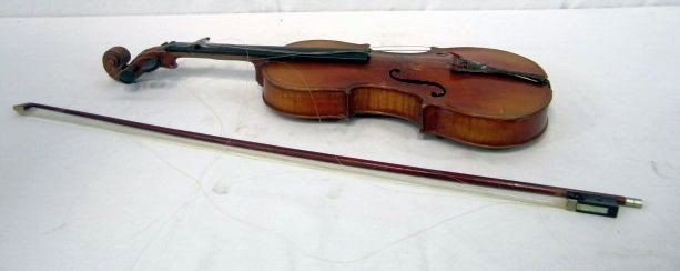 F14-25 GERMAN VIOLIN: Estimate $40 - $80