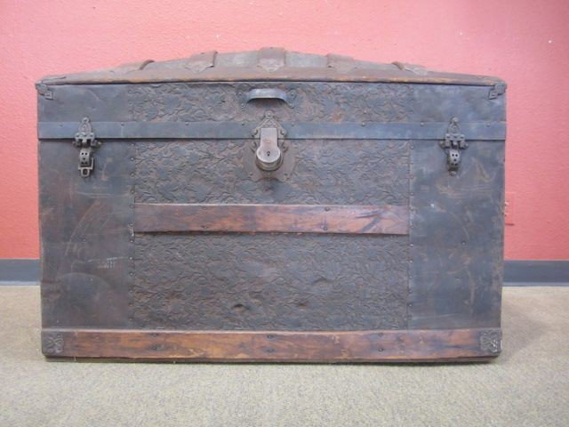E12-1 VINTAGE CAMEL BACK TRUNK: With inside drawer (see pictures). Measures 27 1/2" tall x 36 1/4" wide x 20" deep. Estimate $300 - $700