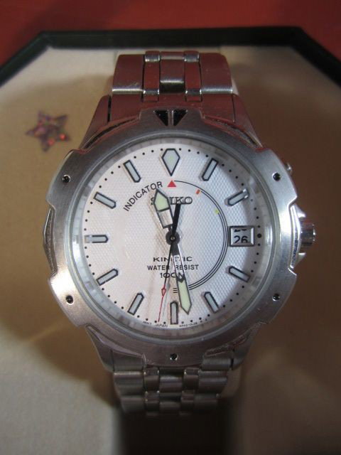 E15-3 MEN'S SEIKO KINETIC WATCH: With original box and documentation. Estimate $100 - $300