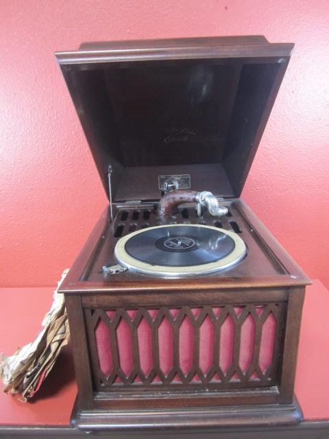 E59-2 EDISON WIND UP TABLE TOP RECORD PLAYER: Comes with 20 records. Label reads "Edison Patent May 1898". Measures 17 1/2" x 23 1/2" x 17 1/2". Estimate $100 - $300 Starting Bid $50