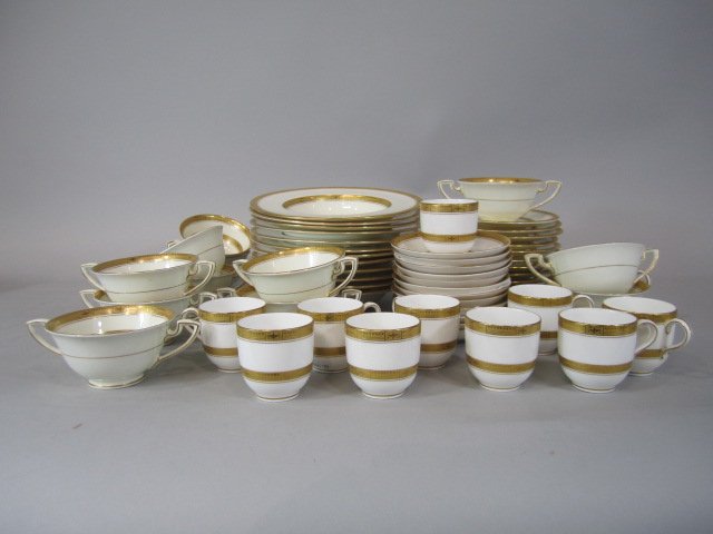 H25-14 ROYAL WORCESTER CHINA: Total of 58 pieces. Estimate $100 - $200 Starting Bid $50