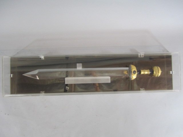 H61-6 KERSHAW CAESAR IMPERATOR: In plexiglass case. Plexiglass in poor condition. Dagger measures 30" long. Estimate $200 - $400 Starting Bid $50