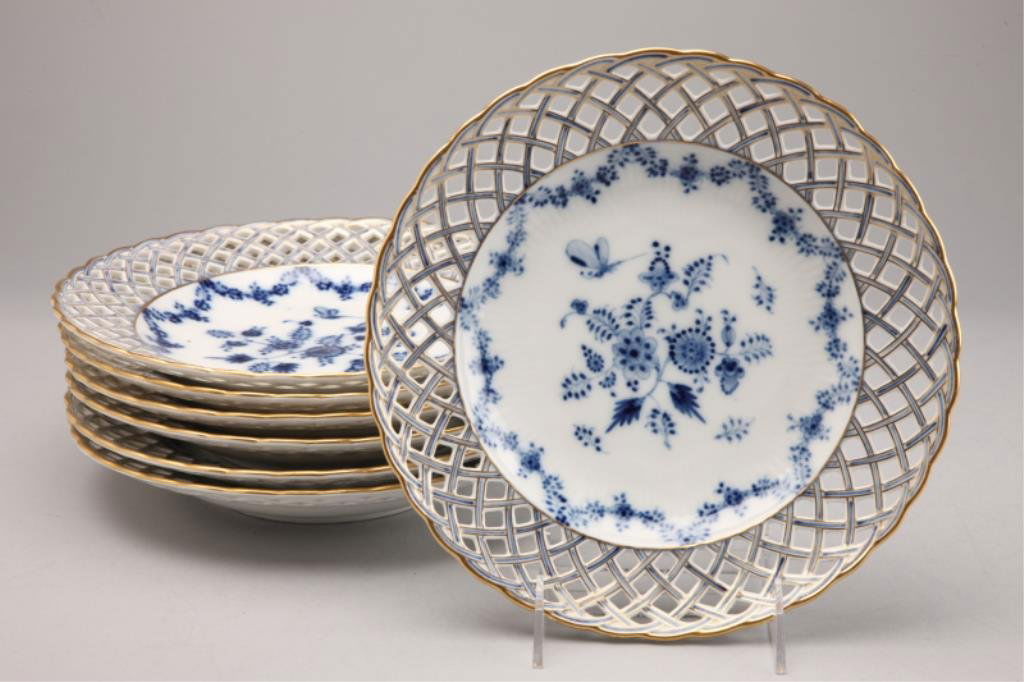 A77-2 SET OF 7 KPM RETICULATED PLATES: Measures 9 1/4" diameter. Good condition. Estimate $100 - $200 Starting Bid $50