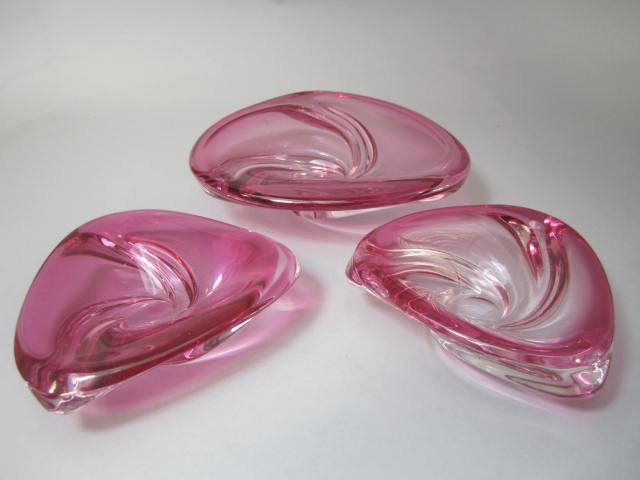 H44-7 THREE VAL ST LAMBERT ART GLASS CANDY DISHES: Pink art glass dishes all signed on bottom. One large 8 1/2" and two 6". Good condition. Estimate $50 - $150 Starting Bid $20