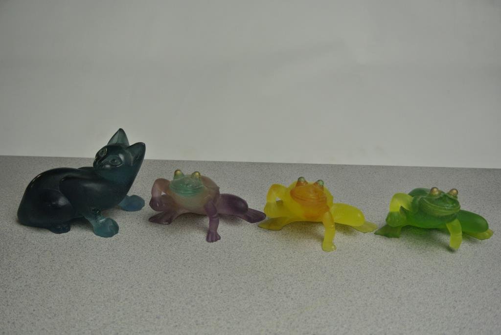 J90-15 DAUM PATE DE VERRE 4 PIECES OF ART GLASS: 3" cat and three 2 1/2" frogs. All have small pieces broken and repaired frog is missing foot. Estimate $800 - $1,200 Starting Bid $100