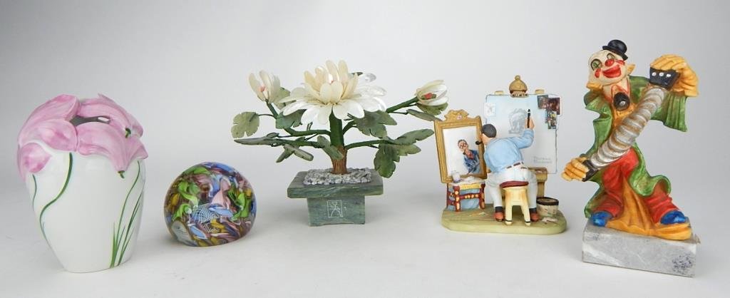 J65-128  ART GLASS, JADE, FIGURINE, CLOWN & VASE (1 of 10)