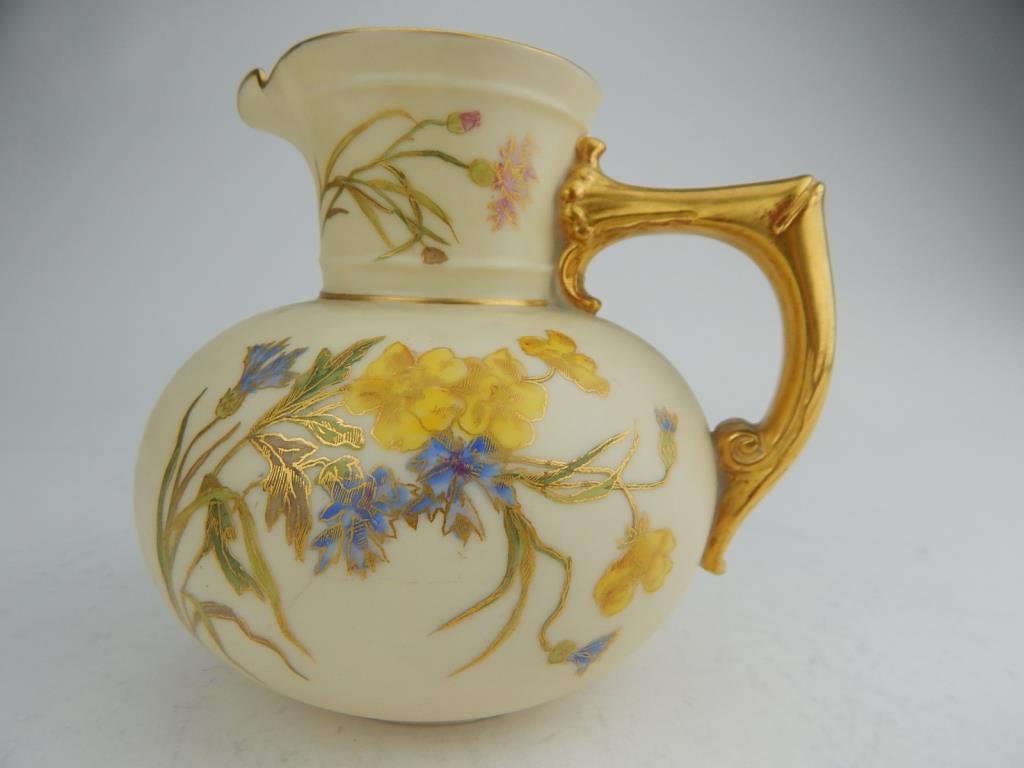 K13-21  ROYAL WORCESTER ENGLAND CREAMER (1 of 8)
