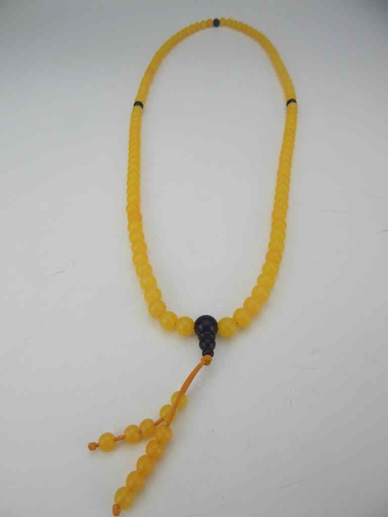 K58-15  CHINESE YELLOW AMBER NECKLACE (1 of 2)