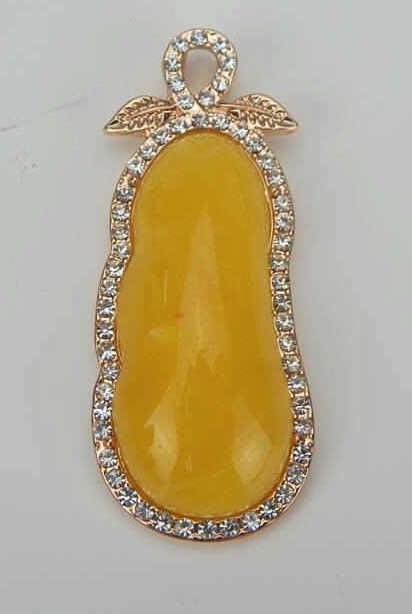 K58-20  CHINESE YELLOW AMBER PENDANT (1 of 3)