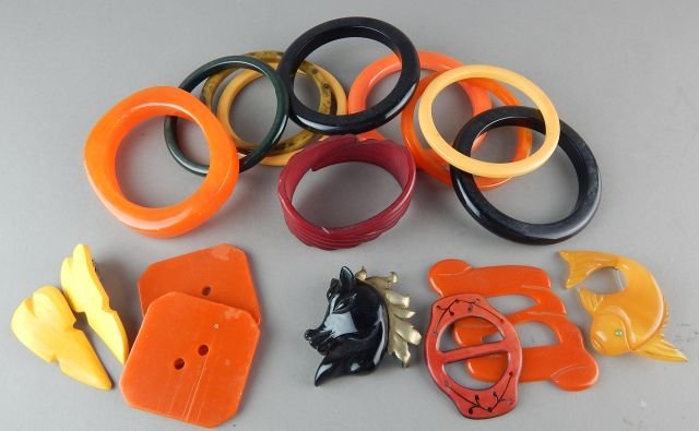 Vintage Bakelite Bangles, Buttons & Pins (1 of 4)