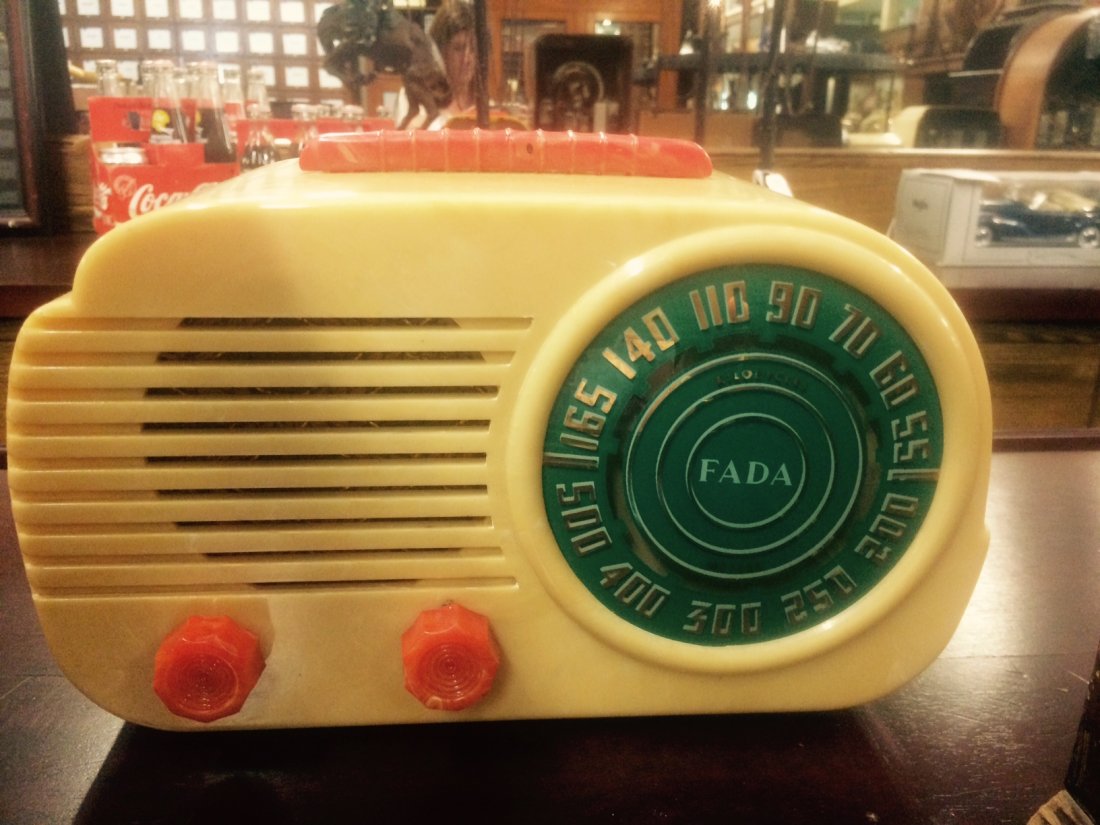 Gold FADA Radio (1 of 8)
