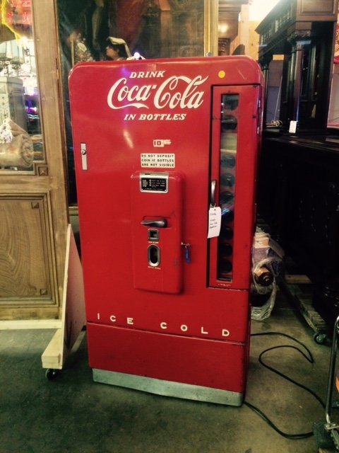 Vendo Coca-Cola machine (1 of 6)
