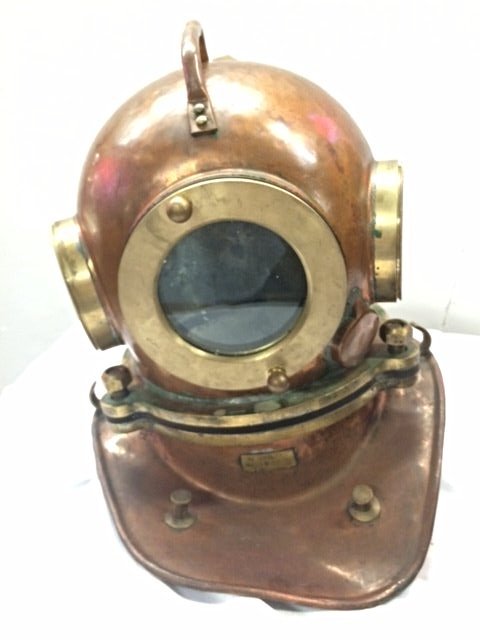 Divers Helmet with shoulder assembly (1 of 7)
