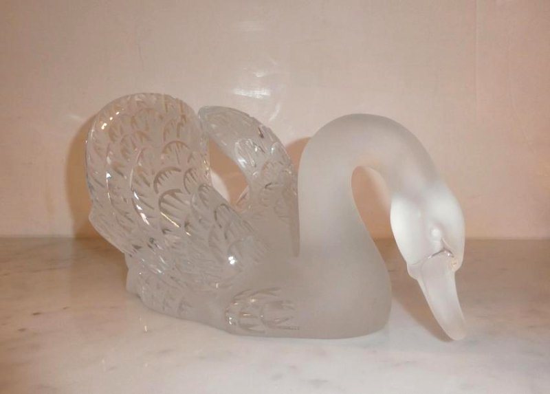 Lalique crystal swan figurine (1 of 4)