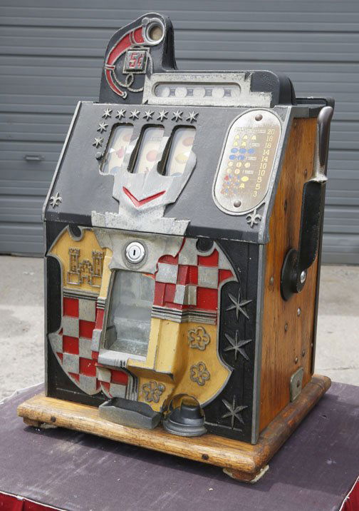 5 Cent Slot Machine by Mills: 5 Cent slot machine by Mills. In working order, has keys.