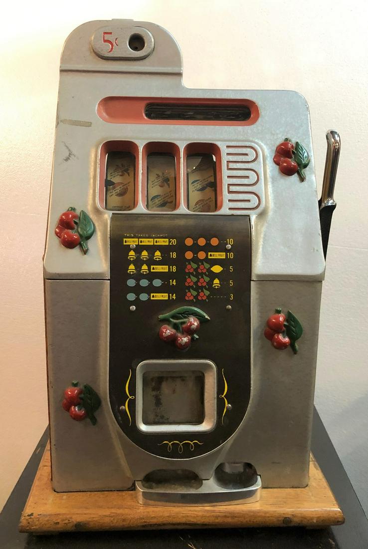 Vintage 5 cent Mills Bell Fruit slot machine: Vintage 5 cent Mills Bell Fruit slot machine