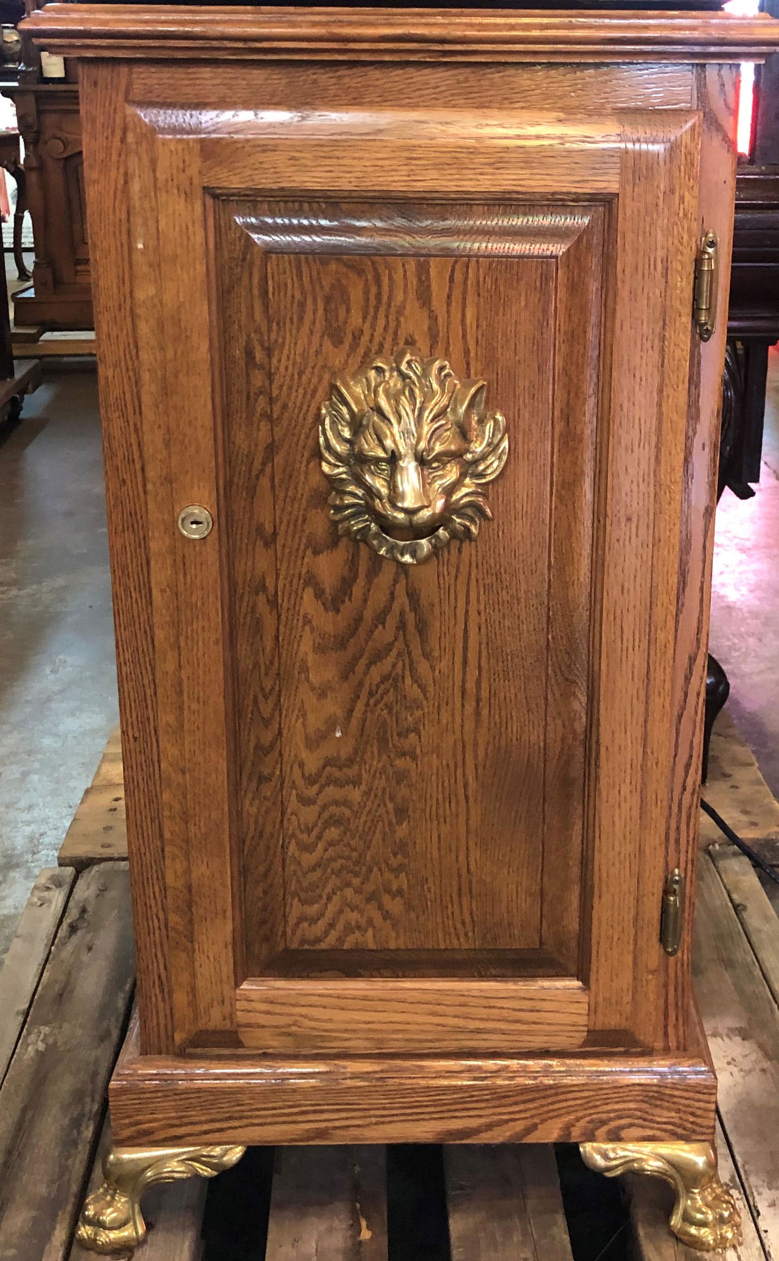 Rare Slot Machine Stand with Lion Head (1 of 4)