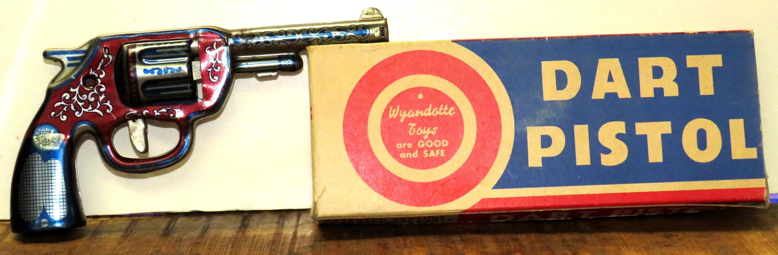 Dart Gun Pistol with Box: Dart gun pistol with box works great
