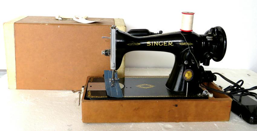 Antique Singer Sewing Machine (1 of 7)