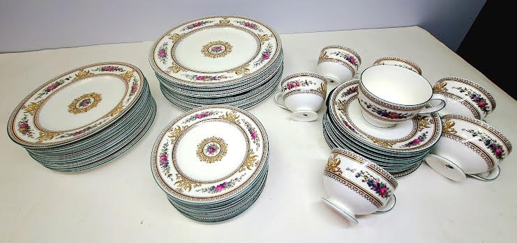 Wedgwood Bone China Dinner Service for 10: Wedgwood bone china W595 Columbia Pattern dinner service for 10 with extras 10 dinner, 11 salad, 11 bread, 11 coffee cups 12 saucers.