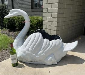 White metal swan garden planter. (1 of 4)