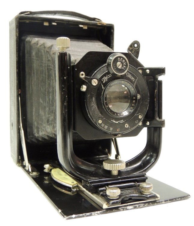 Zeiss Ikon Volta folding camera (1920's): Derval shutter f6.3 & Novar 13.5cm lens; 6.5"h x 4.5"w x 2.25"l