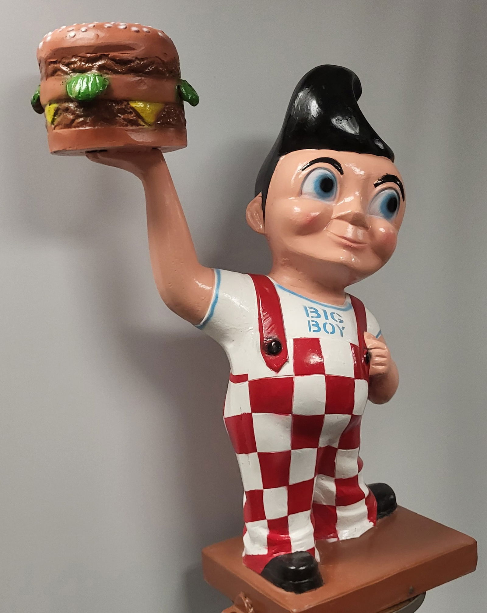 Big Boy Greeting Statue Holding A Cheeseburger (1 of 4)