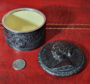 Round Dresser Box decorated with Beatrice Portinari