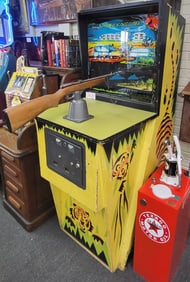 The Wild Kingdom Rifle Arcade Game, Player is shooting against a mechanical opponent, 4 different