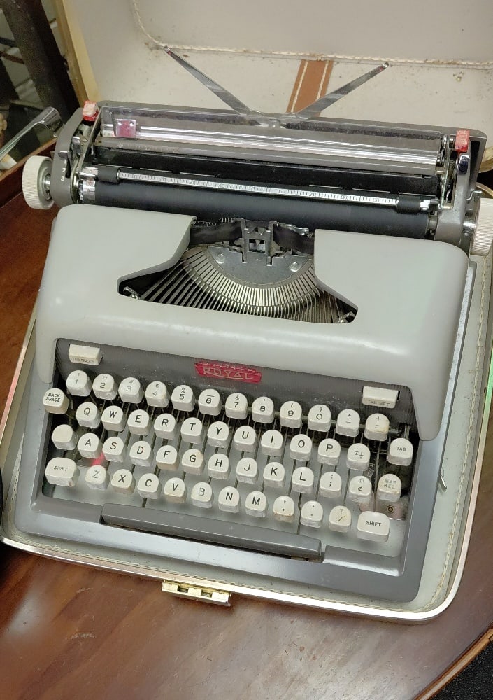 Royal Typewriter in Case (Typewriter: 5"H x 13"W x 12"D).: Royal Typewriter in Case. 5"H x 13"W x 12"D