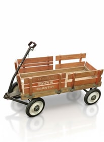 Radio Vintage Red Town and Country Wagon with 4 Wheels and Handle.