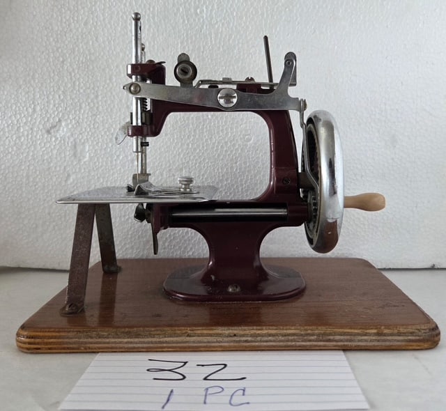 Vintage Singer Salesman Sample Sewing Machine on Wooden Display Base (1 of 3)