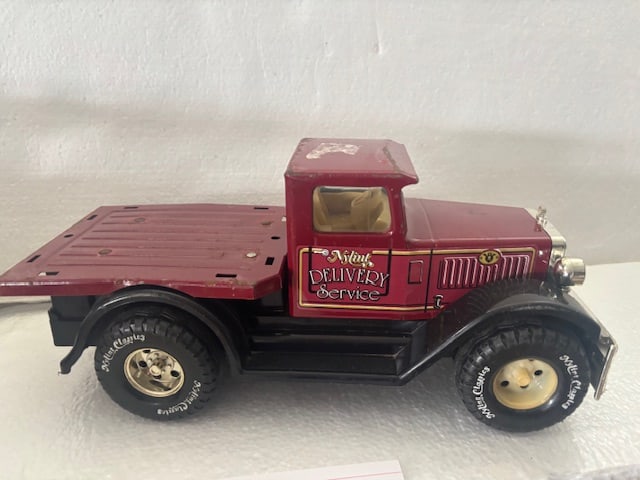 Pressed Steel Nylint “Delivery Service” truck (1 of 2)