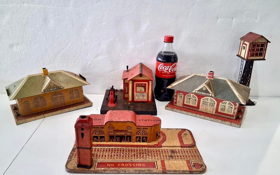 5 Piece Lot: Vintage Litho Tin Railroad Scenery Buildings, Marx & American Flyer, O-Gauge (1 of 8)
