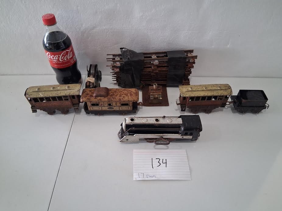 Vintage Wind-up Hafner Engine, Tender and three cars. (1 of 5)