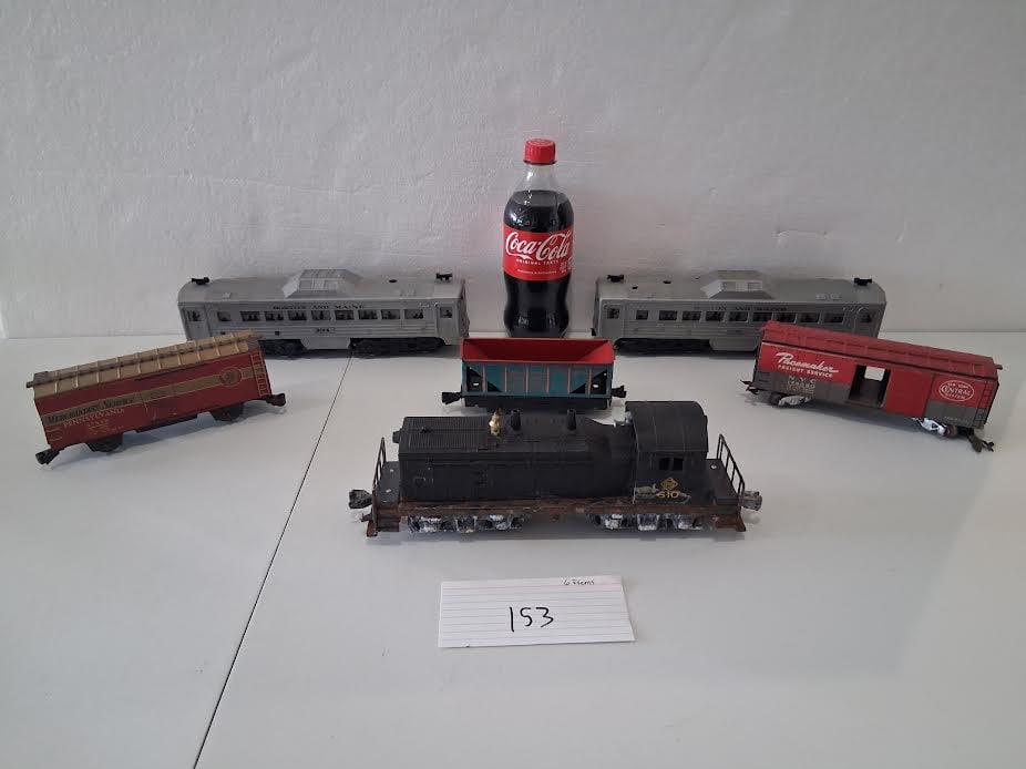1 Lionel Diesel Switcher Engine + 2 Boston & Maine Passenger Cars – 2 w/ track (1 of 5)